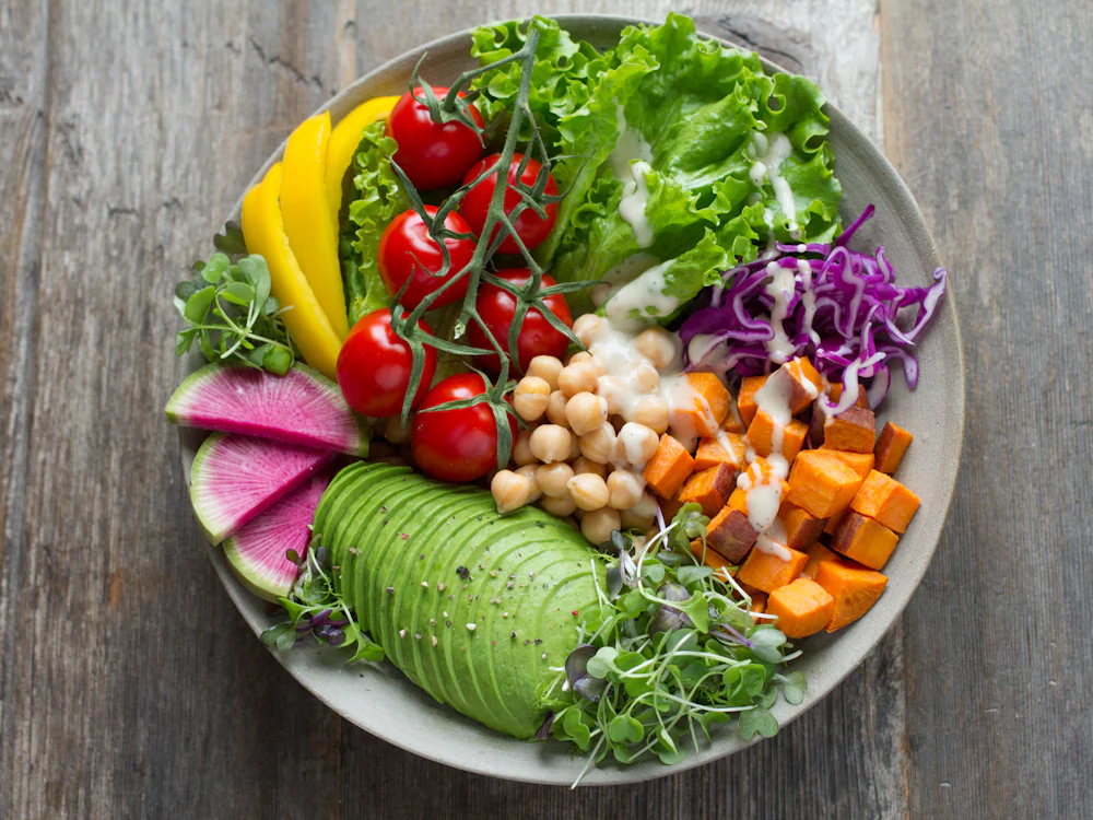 Salada colorida com abacate, grão-de-bico e legumes